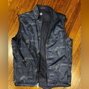 Peter Millar Men's Deuce Stretch Knit Reversible Vest
Medium
Navy/Navy Camo